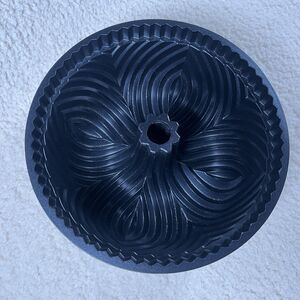 Nordic Ware Bavaria Bundt Cake Pan Heavy Cast Aluminum 10 Cups